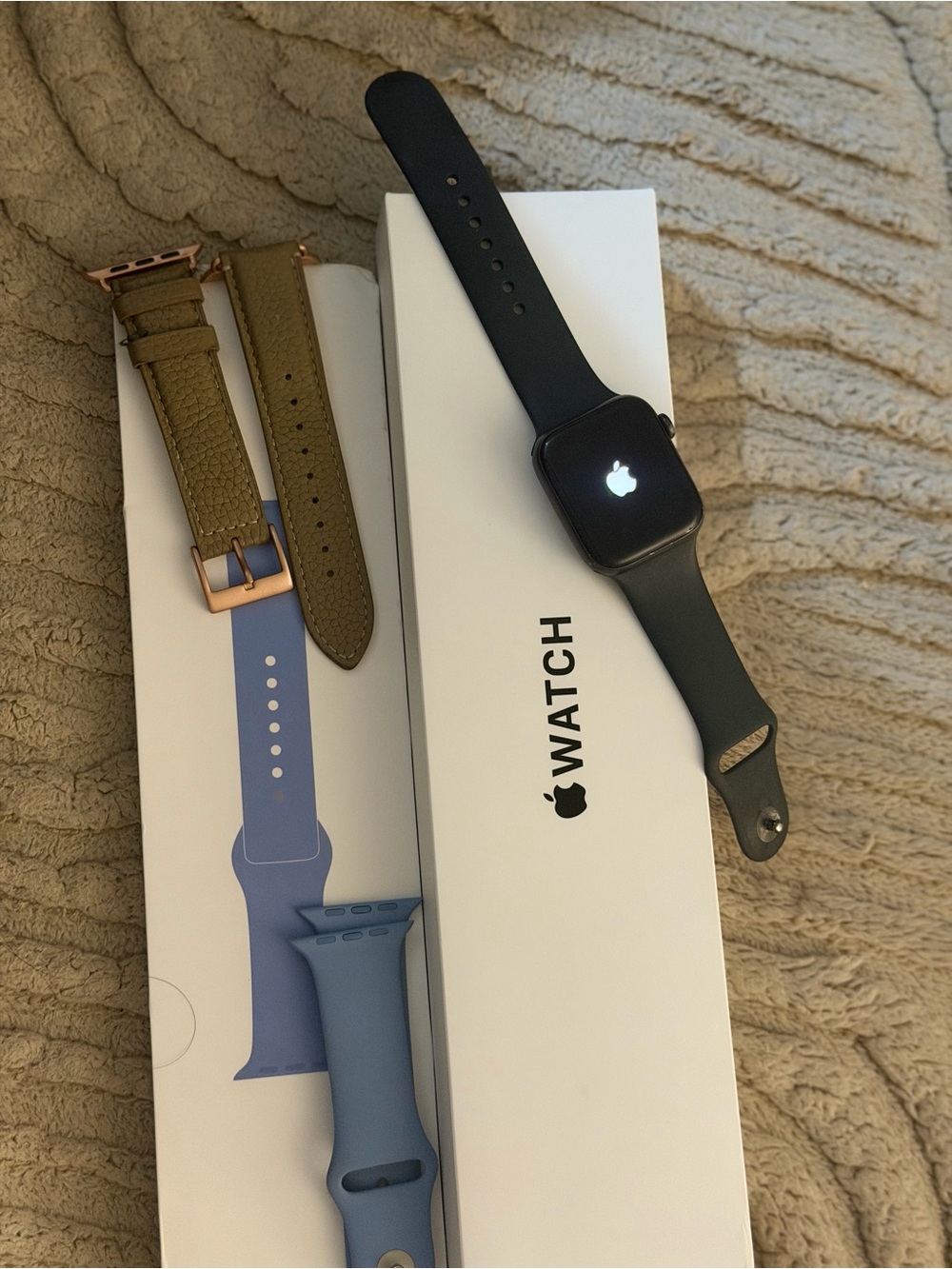 Apple Watch SE 44mm Space Gray Aluminum -Midnight Sport Band (no charger) - Picture 2 of 10